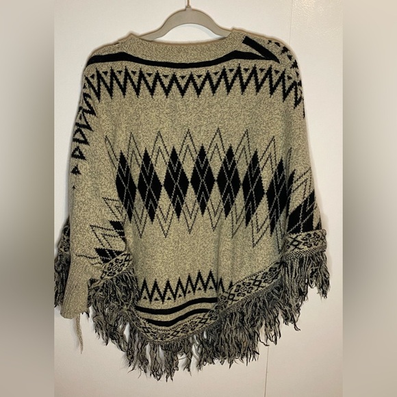 WOMEN’S LONG SLEEVES PULLOVER COLORBLOCK PRINTED PONCHO, M/L - Picture 3 of 5